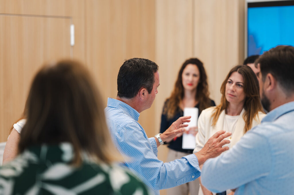 Javier de Miguel Luken en reunión de equipo
